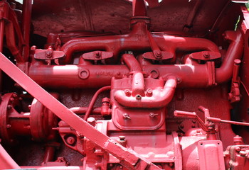  The engine of the old tractor is red. Part of the engine tracked vehicles. Big spring.