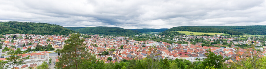 Panorama Stadt von oben mit roten Dächern in Deutschland