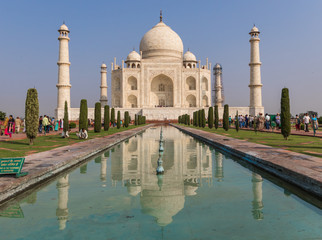 Obraz premium Agra, India - probably the most recognizable landmark of India, the Taj Mahal is an ivory-white marble mausoleum dedicated to the Emperess Mumtaz Mahal. Here in the picture it's unmistakable shape