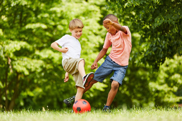 Zwei Jungen beim Fußball spielen © Robert Kneschke