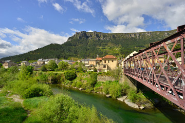 Fototapeta na wymiar Panorama du pont métallique de la gare à Florac-Trois-Rivières (48400), département de la Lozère en région Occitanie, France