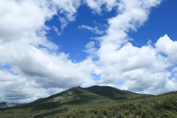 Monta&ntilde;a y nubes