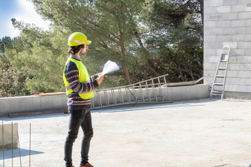 Formation en bâtiment, visite de chantier, apprenti ingénieur sur un chantier de maison en construction