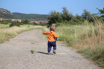 bébé qui marche a la campagne