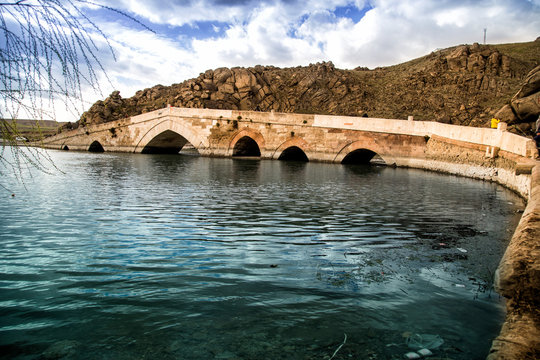 &Ccedil;eşnigir Bridge is the historical Ottoman bridge on the Kızılırmak River in Kırıkkale province, Turkey