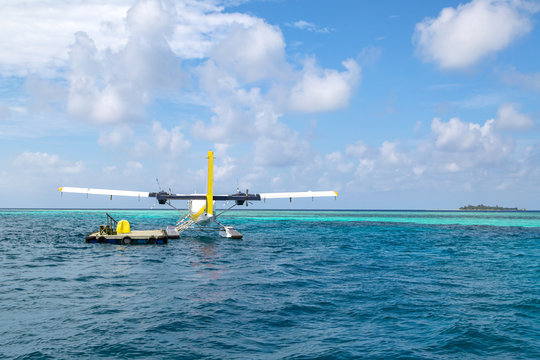 ein Wasserflugzeug ist an einer kleinen Platform gelandet