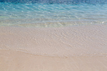 Fototapeta na wymiar ein einsamer Strand mit türkisblauem Wasser 