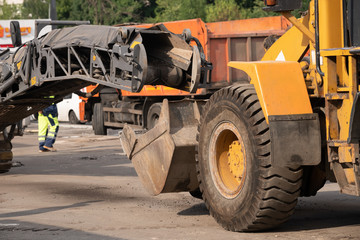 Obraz premium Large milling machine removing an old pavement layers at full depth