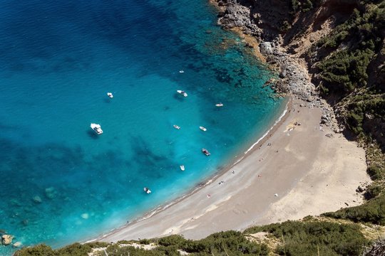 View on the beach Platja des Coll Baix, turquoise blue water, anchoring boats, peninsula near Alcudia, Majorca, Balearic Islands, Spain, Europe