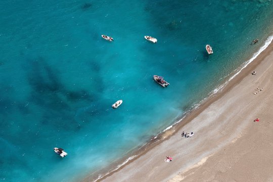 View on the beach Platja des Coll Baix, turquoise blue water, anchoring boats, peninsula near Alcudia, Majorca, Balearic Islands, Spain, Europe