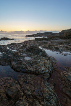 Sonnenaufgang an der Felsk&uuml;ste von Aragunnu Bay im Mimosa Rock National Park in New South Wales Australien