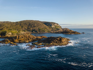 Luftbilder von der Küste und dem Meer vor dem Mimosa Rock National Park in NSW Australien