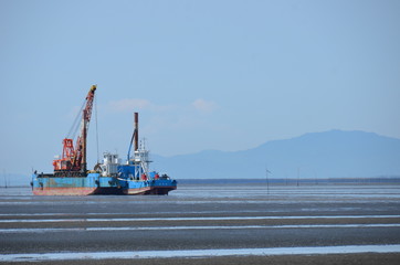 Ships working at low tide