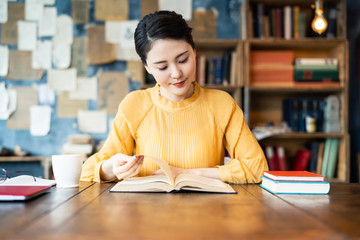 本を読む女性