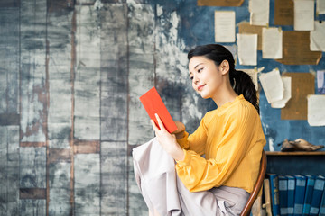 本を読む女性
