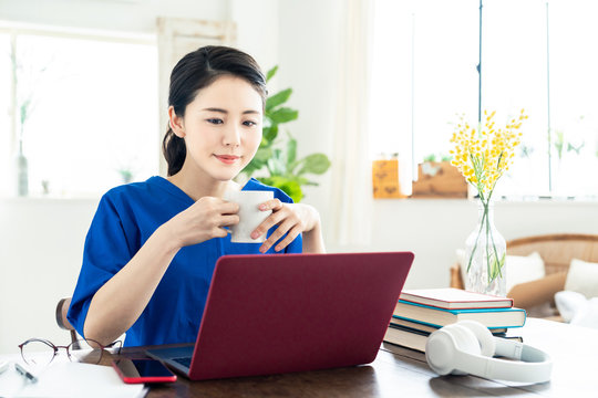 「在宅ワーク」の写真素材 | 61,436件の無料イラスト画像 | Adobe Stock