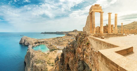 Poster Beroemde toeristische attractie - Akropolis van Lindos. Oude architectuur van Griekenland. Reisbestemmingen van het eiland Rhodos © EdNurg