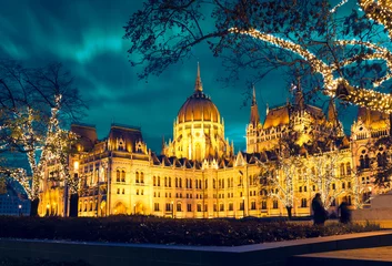 Tableaux ronds sur aluminium brossé Budapest Hungarian Parliament in Budapest, Christmas eve