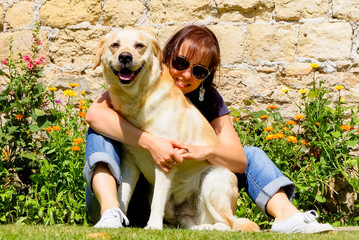 Femme et son chien dans le jardin