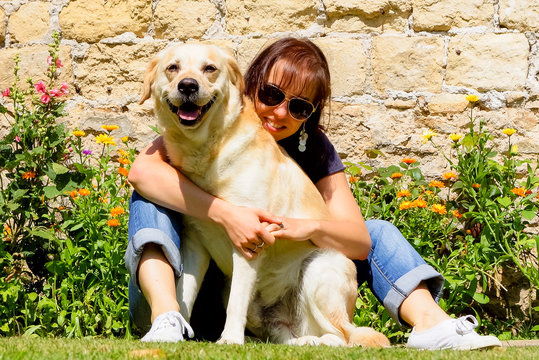 Femme et son chien dans le jardin