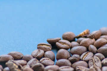 Ganze Kaffeebohnen vor neutralem Hintergrund symbolisieren Kaffeegenuss für echte Kaffeeliebhaber