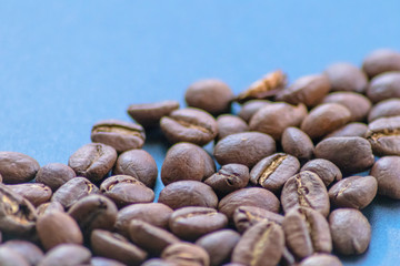 Ganze Kaffeebohnen vor neutralem Hintergrund symbolisieren Kaffeegenuss für echte Kaffeeliebhaber