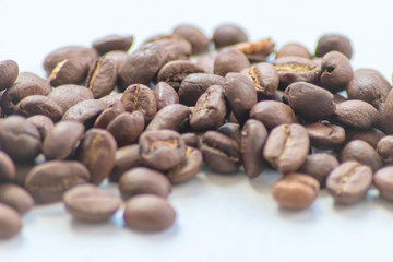 Ganze Kaffeebohnen vor neutralem Hintergrund symbolisieren Kaffeegenuss für echte Kaffeeliebhaber