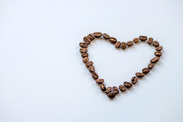 Ein Herz aus Kaffeebohnen als Symbol für Kaffeeliebe und Kaffeegenuss