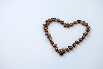 Ein Herz aus Kaffeebohnen als Symbol für Kaffeeliebe und Kaffeegenuss
