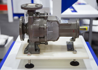 Industrial pump for production process flange type connection