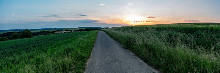 Panorama Feldweg Abenddämmerung