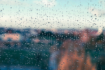 Regentropfen an der Fensterscheibe