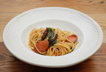 spaghetti sausage with chili and basil