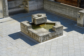 Fototapeta na wymiar Brunnen bei der katholischen Kirche von Hérémence, Wallis, Schweiz