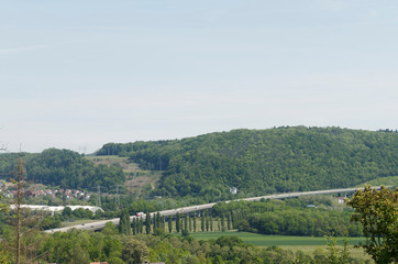 Lörrach. Le pont de l'autoroute en direction de Rheinfelden au bas du château de Rhotelin