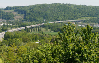 Lörrach. Le pont de l'autoroute en direction de Rheinfelden au bas du château de Rhotelin