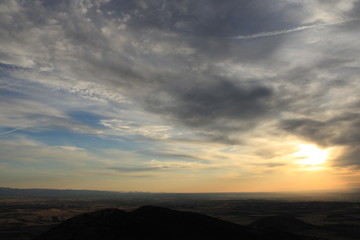 Fototapeta na wymiar cloudy sunset in the mountains
