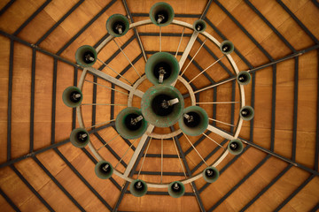 Campanas en el techo de una cúpula