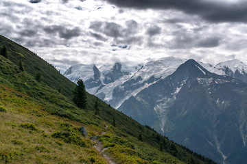 Naklejka na ściany i meble Chemin qui longe la montagne, alpes françaises, vue sur le glacier