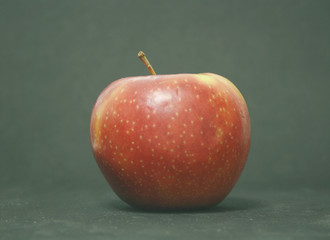 MANZANA ROJA SOBRE NEGRO 2
