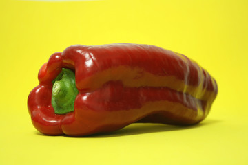 PIMIENTO ROJO SOBRE AMARILLO 2
