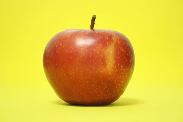 MANZANA ROJA SOBRE AMARILLO