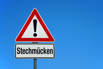 Stechmücken mit Achtung Schild