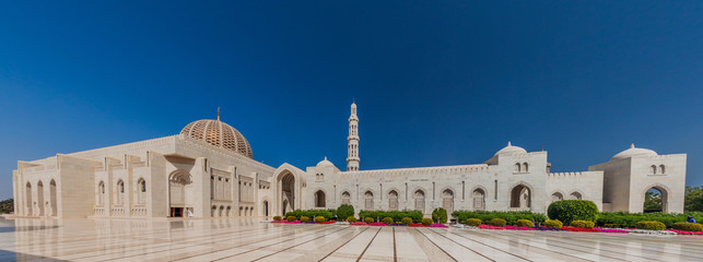 Sultan Qaboos Grand Mosque in Muscat, Oman - obrazy, fototapety, plakaty