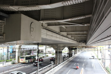 Obraz premium 首都高下の甲州街道