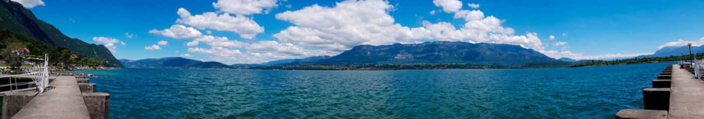 Fototapeta na wymiar Panorama grand angle du lac du Bourget en Savoie