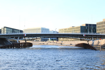 現代建築の街ベルリンの川と橋