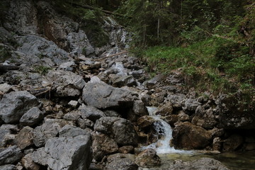 Obraz premium Ein kleiner Wasserfall, der in den Eibsee fließt. Grainau , Bayern , Deutschland