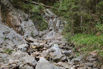 Ein kleiner Wasserfall, der in den Eibsee fließt. Grainau , Bayern , Deutschland