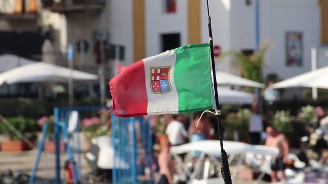 Bandiera italina con i simboli delle  antiche repubbliche marinare che si muove al  vento